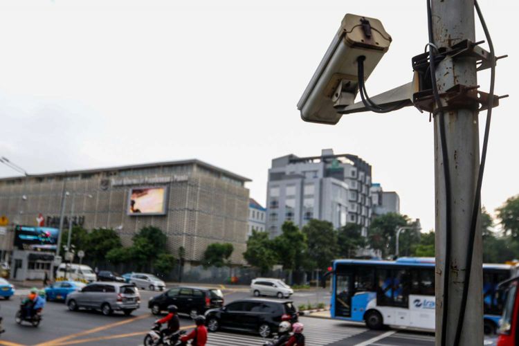 Kendaraan bermotor melintasi kawasan Thamrin, Jakarta, Rabu (19/9/2018). Poldan Metro Jaya bekerja sama dengan Pemprov DKI Jakarta untuk melakukan tilang elektronik atau electronic traffic law enforcement (ETLE) yang akan diuji coba pada Oktober 2018 sepanjang jalur Thamrin hingga Sudirman.