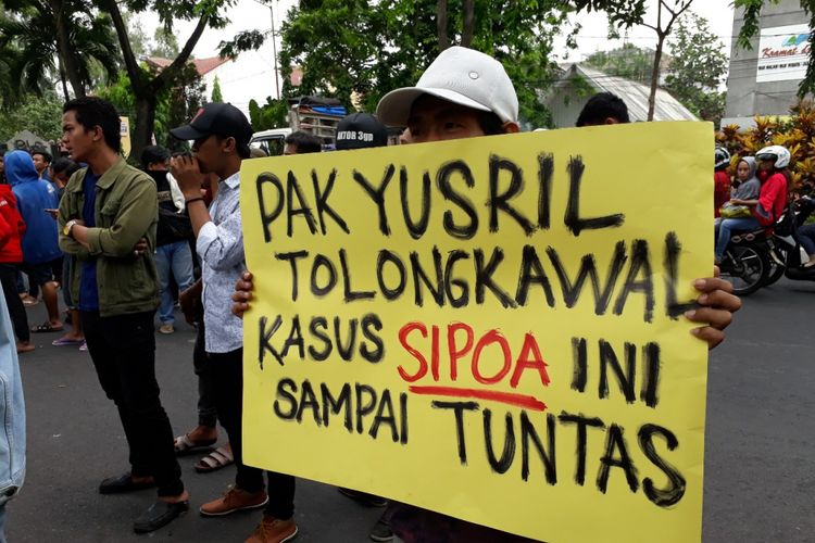Aksi menagih janji Yusril di depan PN Surabaya, Kamis (20/9/2018)