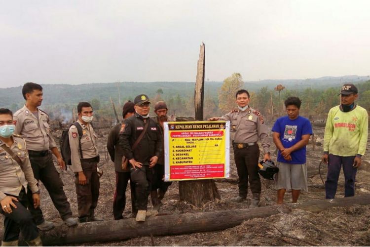 Petugas kepolisian sektor Pangkalan Kuras mengamankan pelaku pembakar lahan di Kabupaten Pelalawan karena sengaja membakar lahan seluas 12 hektar, Kamis (20/9/2018). 