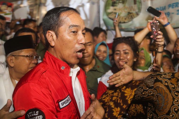 Pasangan capres-cawapres Jokowi-Maruf Amin menemui para relawan dan pendukung di Tugu Proklamasi, Menteng, Jakarta Pusat, Jumat (21/9/2018). Setelah dari Tugu Proklamasi, Jokowi-Maruf Amin akan langsung menuju Kantor KPU untuk mengambil nomor urut sebagai peserta Pemilu Presiden 2019.