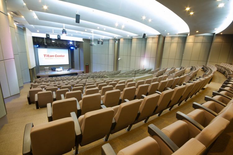 Fasilitas ruang theatre di Titan Center.