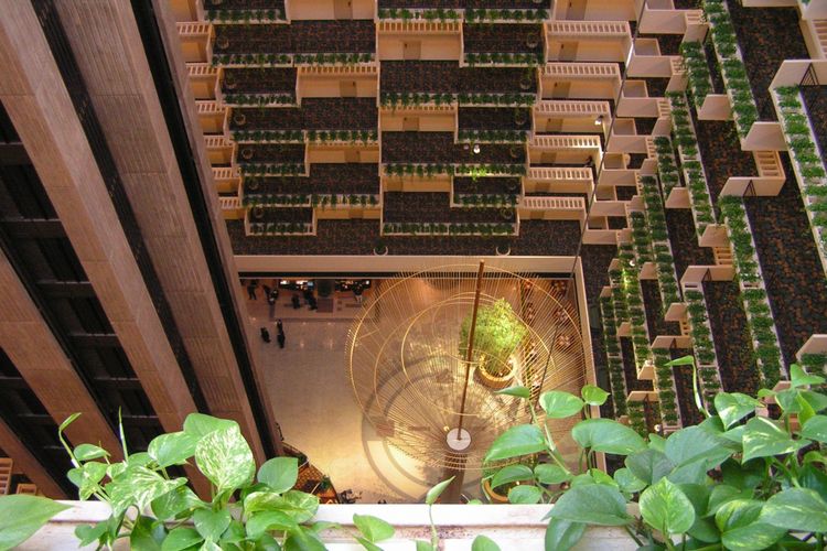 Hyatt Regency Atlanta. Atrium hotel di Atlanta ini menjadi salah satu pionir karena menjulang dengan ketinggian 22 lantai. 