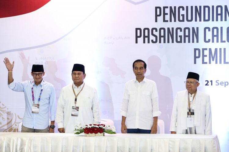 Dua pasangan calon presiden dan wakil presiden Prabowo Subianto-Sandiaga Uno dan Joko Widodo-Maruf Amin saat acara pengambilan nomor urut di Kantor Komisi Pemilihan Umum, Jakarta, Jumat (21/9/2018).