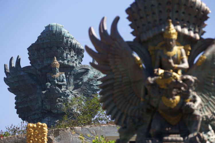 Patung Garuda Wisnu Kencana usai diresmikan di Kuta Selatan, Bali, Sabtu (22/09/2018). Patung setinggi 121 meter dengan lebar 64 meter tersebut resmi diresmikan dan menjadi patung tertinggi ketiga di dunia.