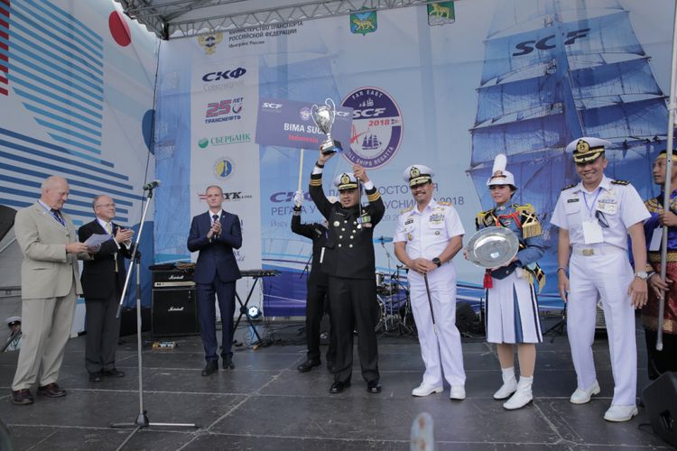 Komandan KRI Bima Suci Letnan Kolonel (P) Widiyatmoko Baruno Aji menerima Friendship Trophy pada puncak acara Sail Regatta di Vladivostok, Rusia, Rabu (12/9/2018).
