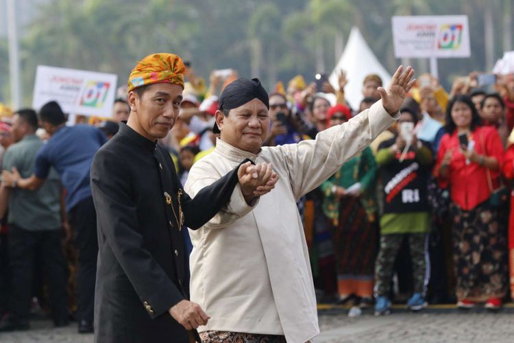 Capres urut 1 Joko Widodo dan nomor urut 2 Prabowo Subianto berjalan bersama pada Deklarasi Kampanye Damai dan Berintegritas di Kawasan Monas, Jakarta, Minggu (23/9/2018). Deklarasi tersebut bertujuan untuk memerangi hoaks, ujaran kebencian dan politisasi SARA agar terciptanya suasana damai selama penyelenggaraan Pilpres 2019.