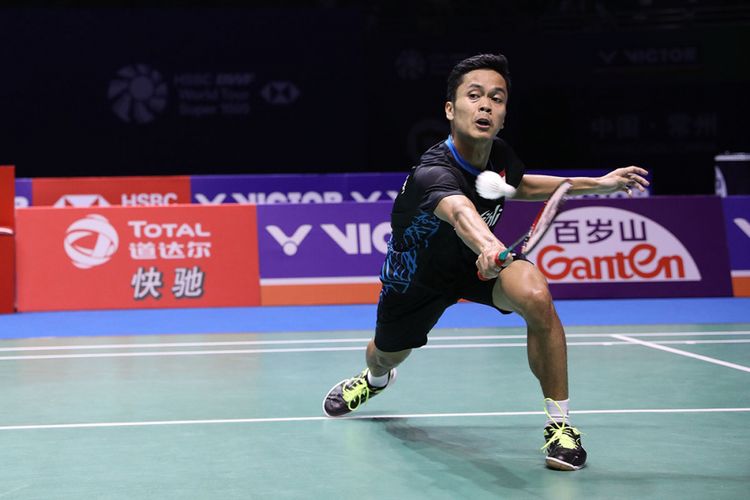 Pebulu tangkis tunggal putra Indonesia Anthony Sinisuka Ginting berusaha mengembalikan kok ke arah pebulu tangkis Jepang Kento Momota pada laga final China Open 2018 di di Olympic Sports Center Xincheng Gymnasium, Changzhou, China, Minggu (23/9/2018). Anthony Sinisuka Ginting berhasil meraih juara China Open 2018 setelah mengalahkan Momota dengan skor akhir 23-21 dan 21-19.