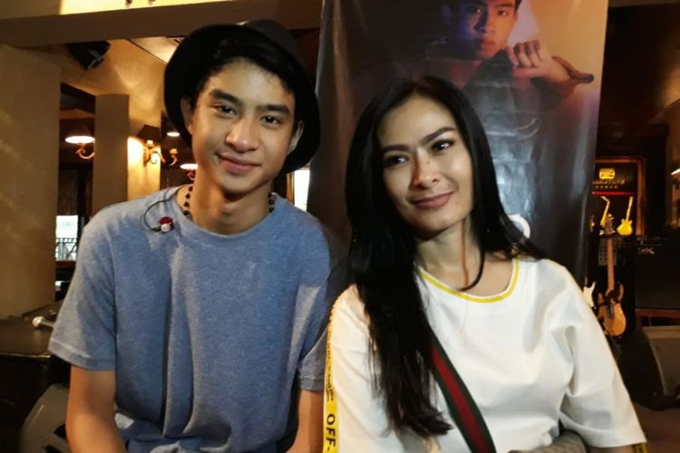 Devano Danendra (kiri) dan ibunya Iis Dahlia (kanan) dalam peluncuran singel Ini Aku di Pisa Cafe, Menteng, Jakarta Pusat, Minggu (22/9/2018).