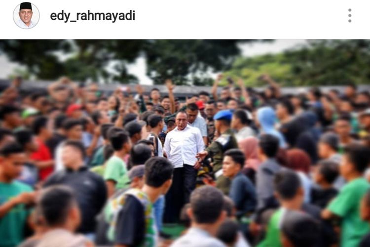 Foto yang diunggah Gubernur Sumatera Utara Edy Rahmayadi di akun Instagram miliknya, Jumat (21/9/2018). Dalam foto, Edy berada di tengah kerumunan suporter PSMS Medan. Pada Jumat, tim PSMS Medan berlaga melawan Persela Lamongan di Stadion Teladan, Medan.