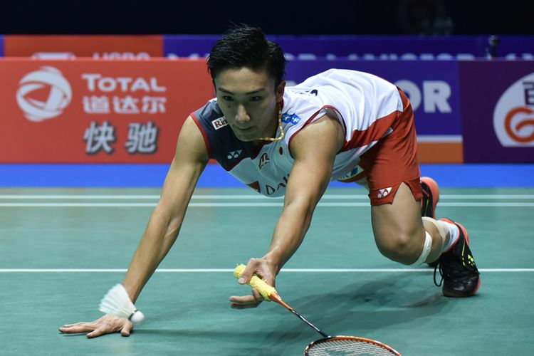 Pebulu tangkis tunggal putra Jepang Kento Momota berusaha mengembalikan kok ke arah pebulu tangkis Indonesia Anthony Sinisuka Gintingpada laga final China Open 2018 di di Olympic Sports Center Xincheng Gymnasium, Changzhou, China, Minggu (23/9/2018). Anthony Sinisuka Ginting berhasil meraih juara China Open 2018 setelah mengalahkan Momota dengan skor akhir 23-21 dan 21-19.