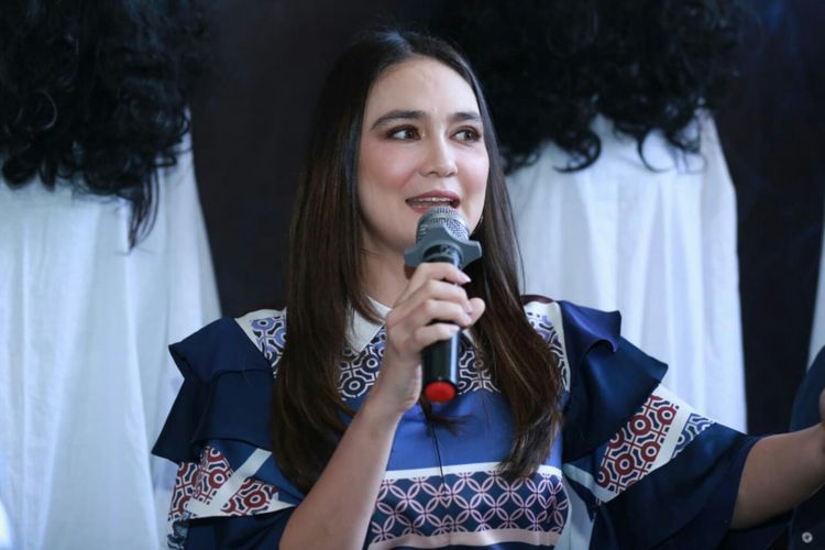 Artis peran Luna Maya dalam jumpa pers peluncuran teaser dan poster Suzzanna: Bernapas Dalam Kubur di kantor Soraya Intercine Films di kawasan Wahid Hasyim, Menteng, Jakarta Pusat, Senin (24/9/2018).