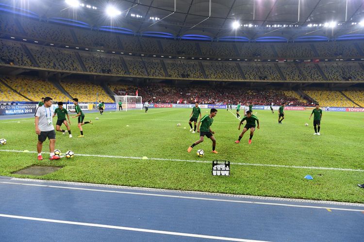 Para pemain Timnas U-16 Indonesia menjalani pemanasan jelang pertandingan melawan Vietnam di Stadion Bukit Jalil, 24 September 2018. 