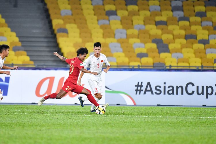Bagus Kahfi mencoba melepas tembakan pada pertandingan Timnas U-16 Indonesia vs Vietnam di Stadion Bukit Jalil, 24 September 2018. 
