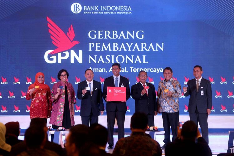 Menteri Sosial Khofifah Indar Parawansa, Menteri Keuangan Sri Mulyani, Gubernur Bank Indonesia Agus DW Martowardojo, Ketua Asosiasi Sistem Pembayaran Indonesia Anggoro Eko Cahyo, Menko Bidang Perekonomian Darmin Nasution, Menkominfo Rudiantara, dan Deputi BUMN Bidang Usaha Jasa Keuangan, Jasa Survei dan Jasa Konsultasi Gatot Trihargo (kiri ke kanan) saat peresmian Gerbang Pembayaran Nasional (GPN) di Jakarta, Senin (4/12/2017). BI resmi meluncurkan sistem GPN dengan tujuan menyatukan berbagai sistem pembayaran.