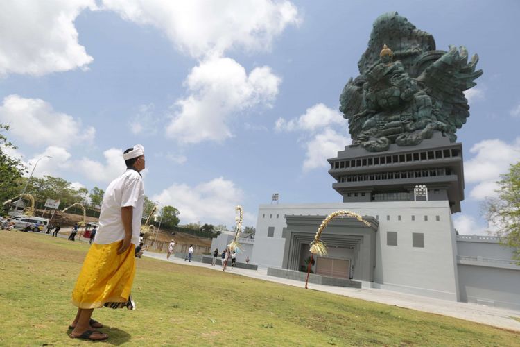 Suasana dekat Patung Garuda Wisnu Kencana (GWK) di GWK Cultural Park, Kuta Selatan, Bali, Minggu (23/09/2018). Terdapat 30 lantai yang ada di dalam tubuh Patung GWK, bagi pengunjung yang ingin berwisata ke dalam tubuh Patung GWK ini untuk sementara belum dibuka untuk umum.