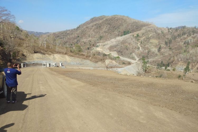 Kondisi aktual Jalan Sabuk Merah yang menghubungkan perbatasan Indonesia-Timor Leste.