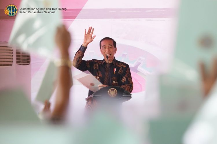 Presiden Jokowi Serahkan 7.000 Sertifikat Tanah