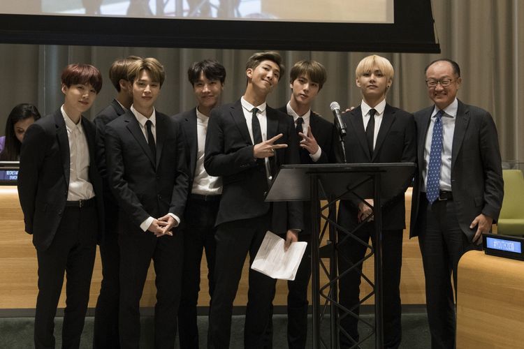 Presiden Bank Dunia Jim Yong Kim (paling kanan) berfoto dengan para member BTS di pertemuan yang membahas masalah kaum muda di Markas Besar PBB di New York, Amerika Serikat, Senin (24/9/2019).