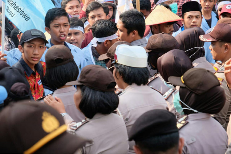 Demo mahasiswa di Kantor DPRD Riau berujung bentrok dengan petugas kepolisian, Senin (25/9/2018). Dok. Polresta Pekanbaru