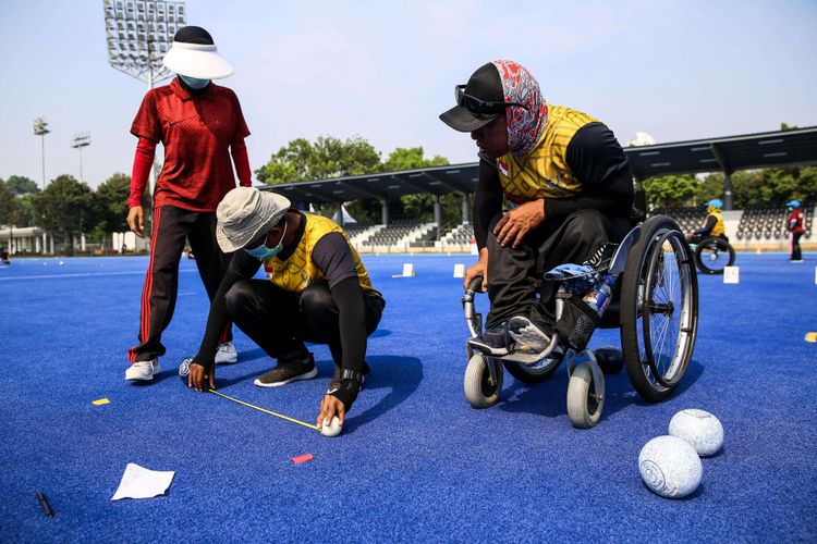 Atlet lawn bowls mengukur jarak antara wood/bowl saat sesi latihan jelang Asian Para Games 2018, di Lapangan Hoki Gelora Bung Karno, Senayan, Jakarta Pusat, Selasa (25/9/2018). Indonesia Siapkan 18 Atlet Lawn Bowls pada Asian Para Games (APG) 2018.