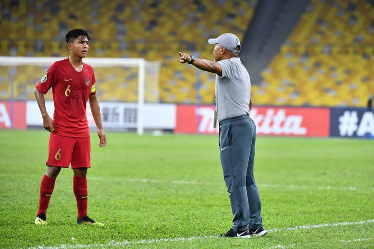 David Maulana mendapat instruksi dari Pelatih Fakhri Husaini pada pertandingan Timnas U-16 Indonesia vs Vietnam di Stadion Bukit Jalil, 24 September 2018. 