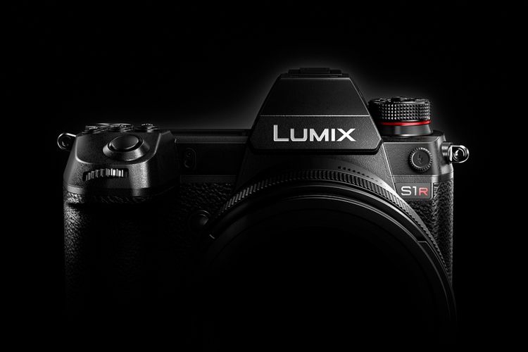 Kamera mirrorless full-frame Panasonic S1R.