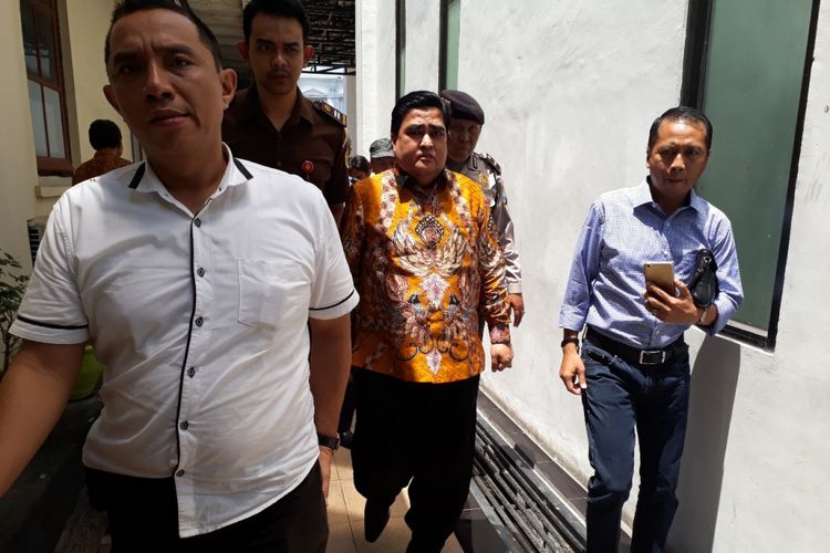 Dimas Kanjeng menuju ruang sidang di PN Surabaya, Rabu (26/9/2018)