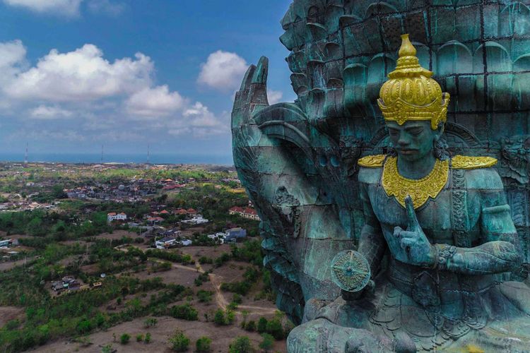 Penampakan Patung Garuda Wisnu Kencana (GWK) dari udara usai diresmikan di Kuta Selatan, Bali, Minggu (25/09/2018). Patung setinggi 121 meter dengan lebar 64 meter tersebut resmi diresmikan dan menjadi patung tertinggi ketiga di dunia.