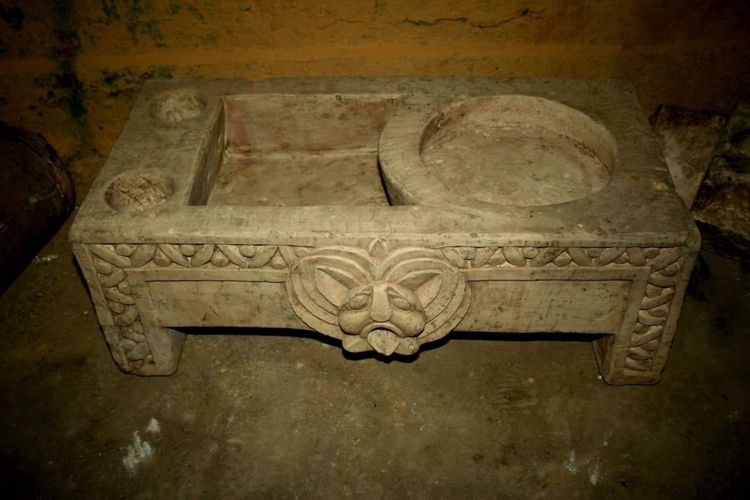 Sebuah artefak yang ditemukan di dekat Mit Rahina, Mesir.