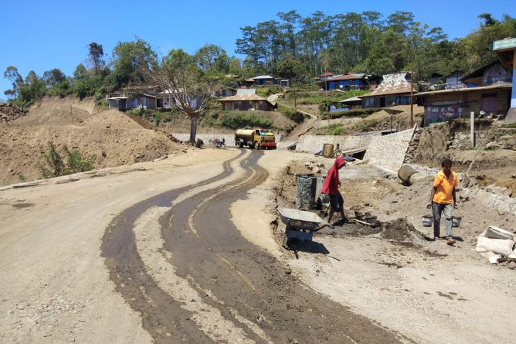 Akses jalan menuju Taman Nasional Danau Kelimutu diperlebar.