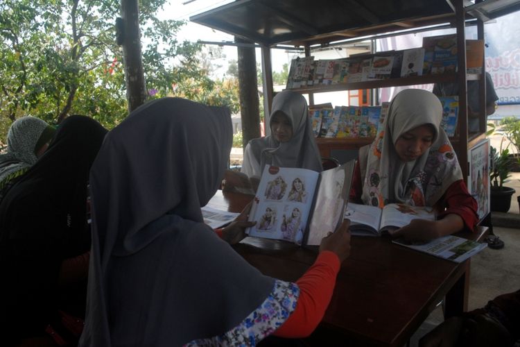 Suasana Taman Bacaan Masyarakat (TBM) Wadas Kelir di jalan Wadas Kelir, Kelurahan Karangklesem, Kecamatan Purwokerto Selatan, Kabupaten Banyumas, Jawa Tengah, Senin (20/8/2018).