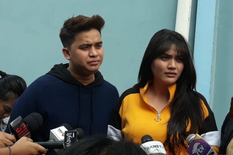 Billy Syahputra (kiri) dan kekasihnya Hilda Vitria (kanan) setelah menjadi bintang tamu program bincang-bincang di Studio TransTV, Mampang, Jakarta Selatan, Jumat (28/9/2018) sore.