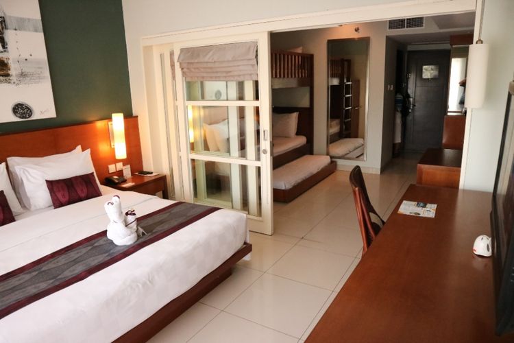 Suasana kamar family room dengan bunk bed di Bali Dynasti Hotel, Kuta Selatan, Bali.