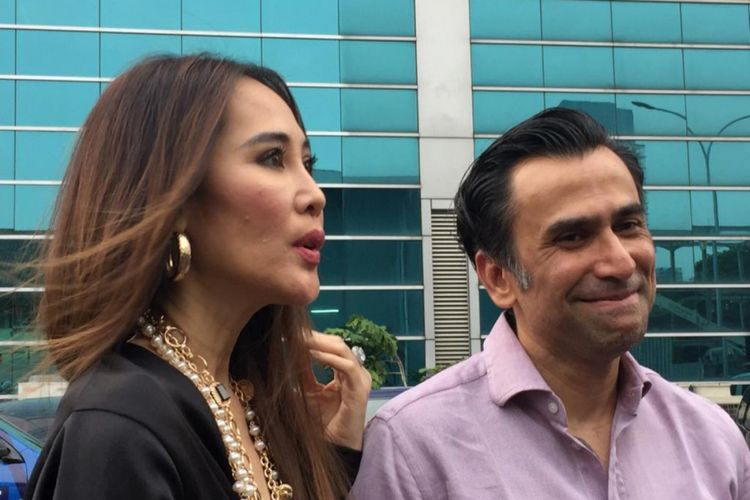 Ina Thomas (kiri) dan suaminya aktor Jeremy Thomas setelah menjadi bintang tamu program bincang-bincang di Studio TransTV, Mampang, Jakarta Selatan, Jumat (28/9/2018) sore.
