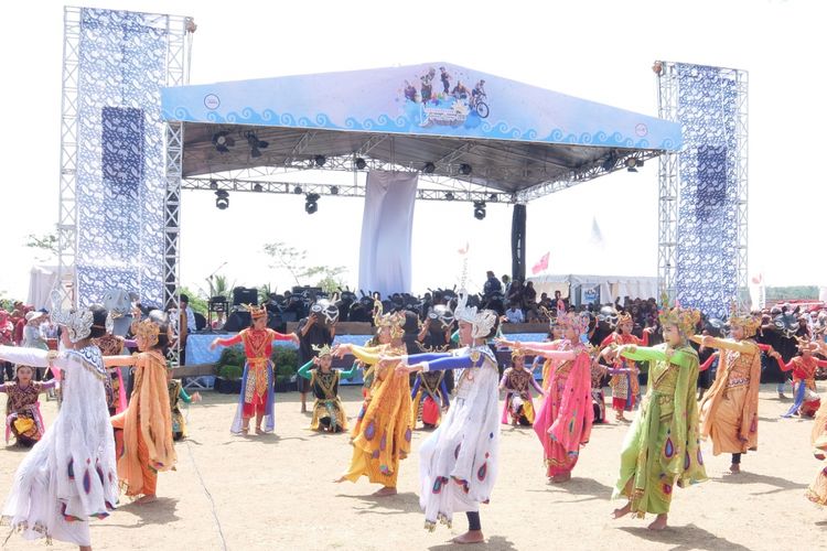 Pembukaan Festival Pesona Tanjung Lesung yang digelar pada 28 hingga 30 September 2018 di Kampung Wisata Cikadu, Pandeglang, Banten. 