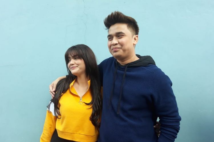 Billy Syahputra (kiri) dan kekasihnya Hilda Vitria (kanan) setelah menjadi bintang tamu program bincang-bincang di Studio TransTV, Mampang, Jakarta Selatan, Jumat (28/9/2018) sore.