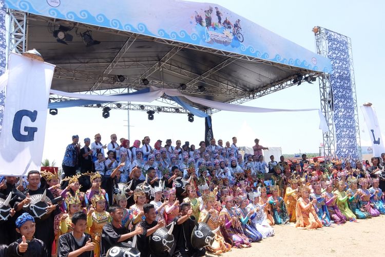 Pembukaan Festival Pesona Tanjung Lesung yang digelar pada 28 hingga 30 September 2018 di Kampung Wisata Cikadu, Pandeglang, Banten. 