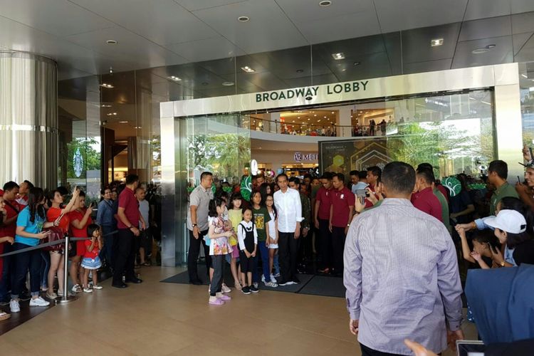 Presiden Jokowi foto bersama pengunjung di The Park Mall Solo Baru, Sukoharjo, Jawa Tengah, Sabtu (29/9/2018).