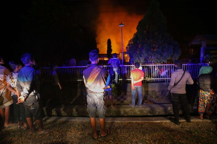 Kebakaran di Rumah Tahanan Donggala, Sulawesi Tengah, Minggu (30/9/2018) pasca kerusuhan tahanan. Kerusuhan dipicu permintaan narapidana dan tahanan dibebaskan untuk menemui keluarga yang terkena musibah gempa tidak dipenuhi. Sekitar 100 tahanan dikabarkan melarikan diri.