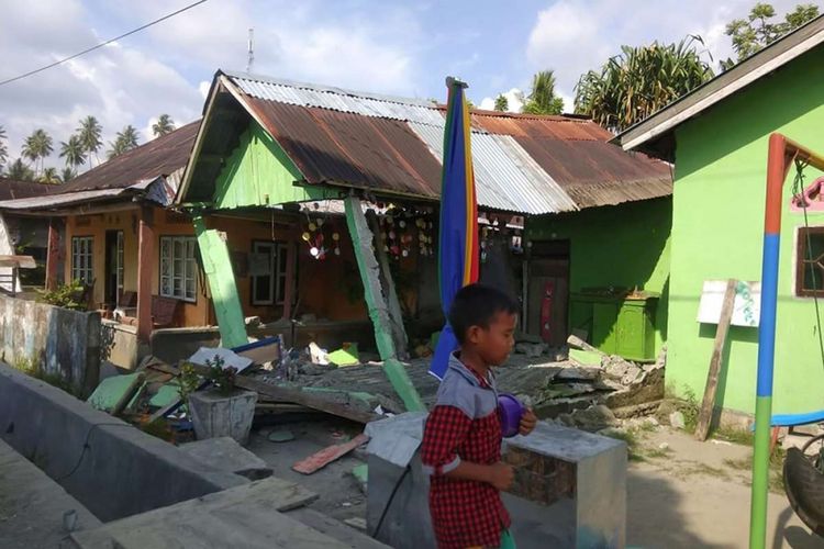 Kondisi sejumlah rumah yang rusak menyusul gempa besar di Donggala, Sulawesi Tengah, Jumat (28/9/2018). Gempa bermagnitudo 7,7 mengguncang Donggala, Sulawesi Tengah. Kejadian ini disertai tsunami hingga Palu, menyebabkan banyak bangunan rusak dan komunikasi terputus. Jumlah korban masih terus didata.