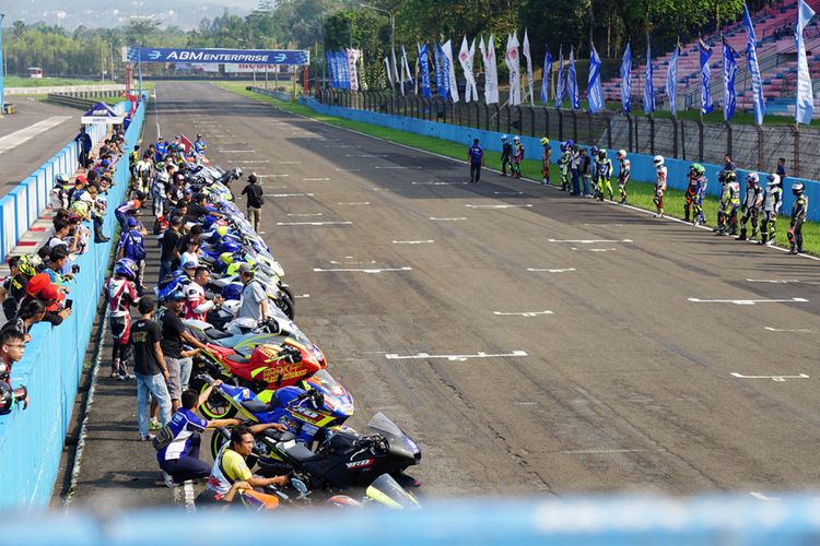 Simulasi start model Le Mans Style yang diikuti para pebalap peserta Yamaha Endurance Festival 2018 di Sirkuit Sentul, Bogor, Jumat (28/9/2018).