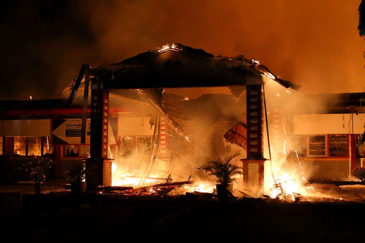 Kebakaran di Rumah Tahanan Donggala, Sulawesi Tengah, Minggu (30/9/2018) pasca kerusuhan tahanan. Kerusuhan dipicu permintaan narapidana dan tahanan dibebaskan untuk menemui keluarga yang terkena musibah gempa tidak dipenuhi. Sekitar 100 tahanan dikabarkan melarikan diri.