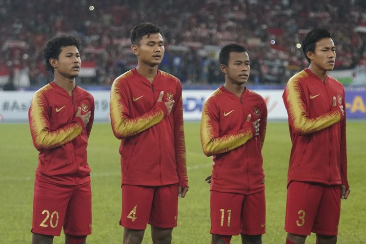 Bagus Kahfi, Komang Teguh, Supriadi, Yudha Febrian tengah menyanyikan lagu Indonesia Raya jelang laga pamungkas Grup C Piala Asia U-16 2018 versus India, 27 September 2018. 