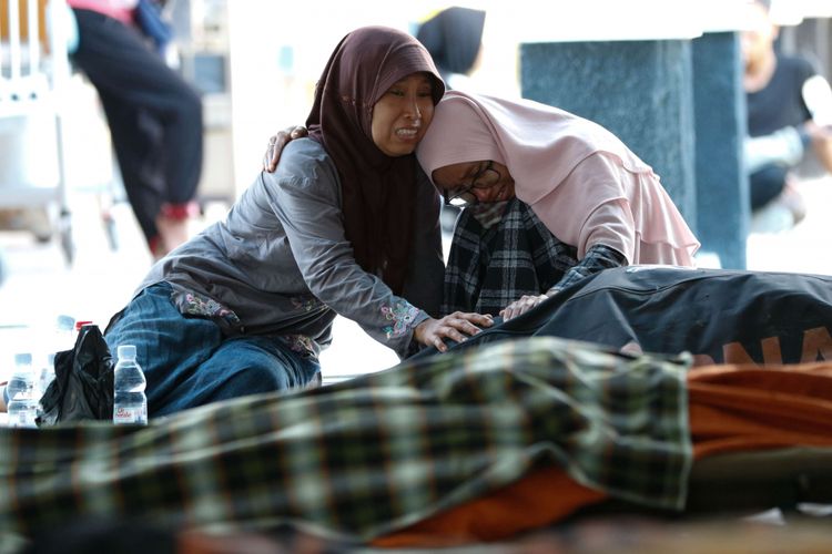 Jenasah korban gempa bumi di Rumah Sakit Anata Pura, Kota Palu, Sulawesi Tengah, Minggu (30/9/2018). Gempa bermagnitudo 7,4 yang mengguncang Donggala dan Palu mengakibatkan ribuan bangunan rusak dan sedikitnya 420 orang meninggal dunia.