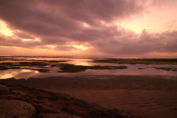 Menjelang sunrise di Pantai Segara Ayu, Sanur, Bali, Jumat (28/9/2018).