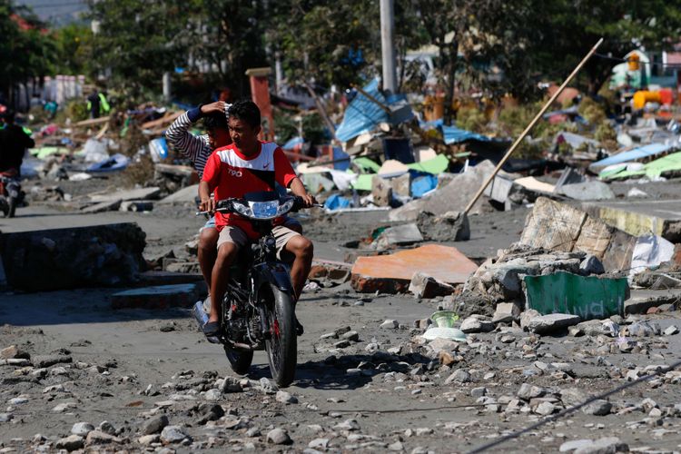 Puing bangunan di Perumnas Balaroa akibat gempa bumi yang mengguncang Kota Palu, Sulawesi Tengah, Minggu (30/9/2018). Gempa bermagnitudo 7,4 mengakibatkan ribuan bangunan rusak dan sedikitnya 420 orang meninggal dunia.