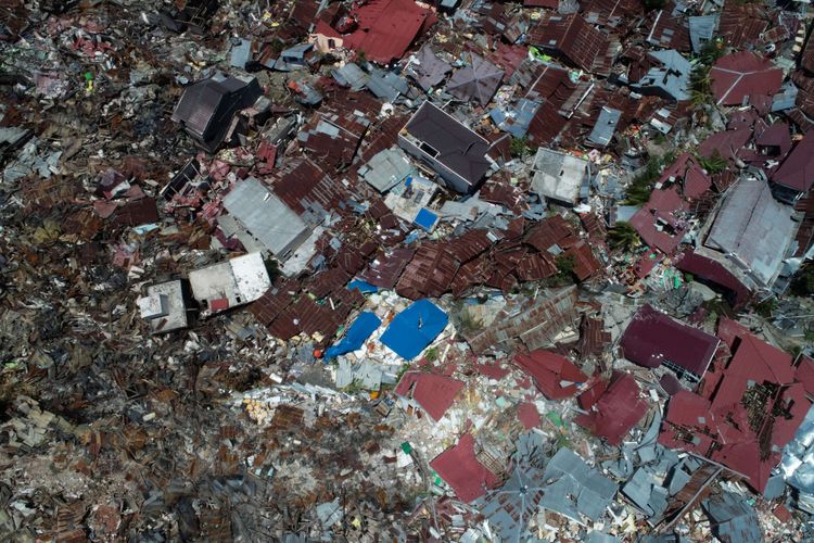 Foto udara kerusakan di Perumnas Balaroa akibat gempa bumi yang mengguncang Kota Palu, Sulawesi Tengah, Minggu (30/9/2018). Gempa bermagnitudo 7,4 mengakibatkan ribuan bangunan rusak dan sedikitnya 420 orang meninggal dunia.