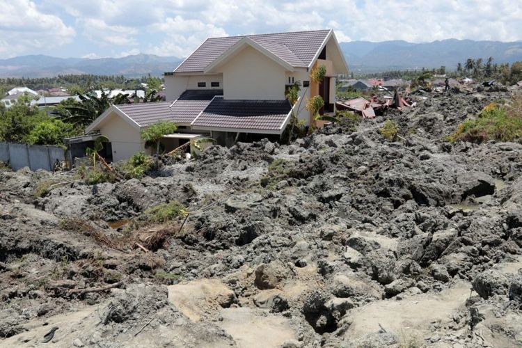 Warga Kelurahan Petobo, Kecamatan Palu Selatan, Kota Palu, Sulawesi Tengah, mengangkuti barang yang masih bisa diselamatkan dari rumah-rumah mereka yang terendam lumpur yang keluar dari perut bumi pasca-gempa bermagnitudo 7,4.
