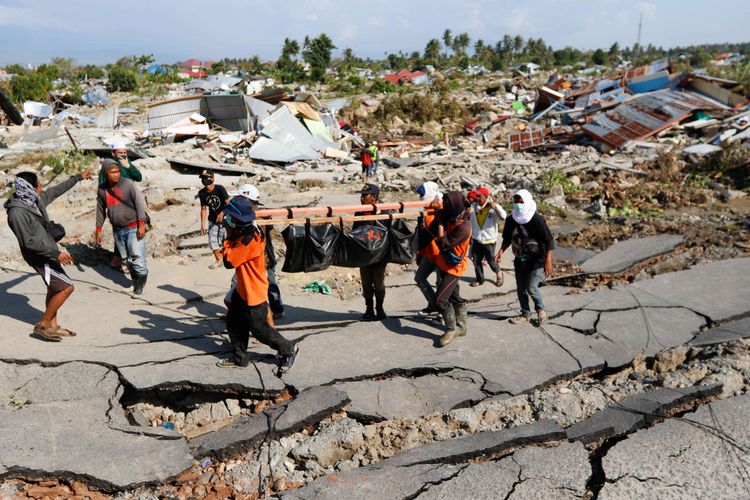 Warga dibantu petugas mencari korban gempa bumi Palu di Perumnas Balaroa, Palu, Sulawesi Tengah, Senin (1/10/2018). Gempa bumi dan tsunami di Palu dan Donggala, Sulawesi Tengah mengakibatkan 832 orang meninggal.
