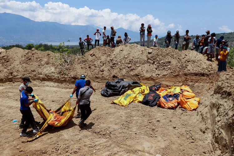 Jenasah korban gempa bumi Palu dimakamkan secara massal di TPU Poboya, Palu, Sulawesi Tengah, Senin (1/10/2018). Gempa bumi dan tsunami di Palu dan Donggala, Sulawesi Tengah mengakibatkan 832 orang meninggal.